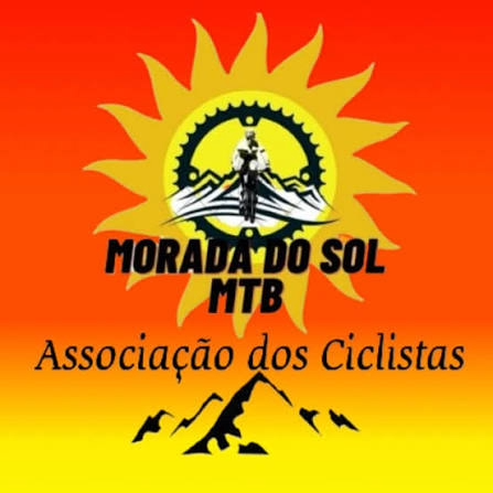 Logo da Associação dos Ciclistas do Morada do Sol MTB: sol, ciclista e montanhas sobre vermelho, laranja e amarelo.
